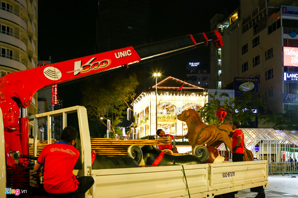 Nhiều người chờ đến khuya để xin hoa đêm bế mạc đường hoa Nguyễn Huệ